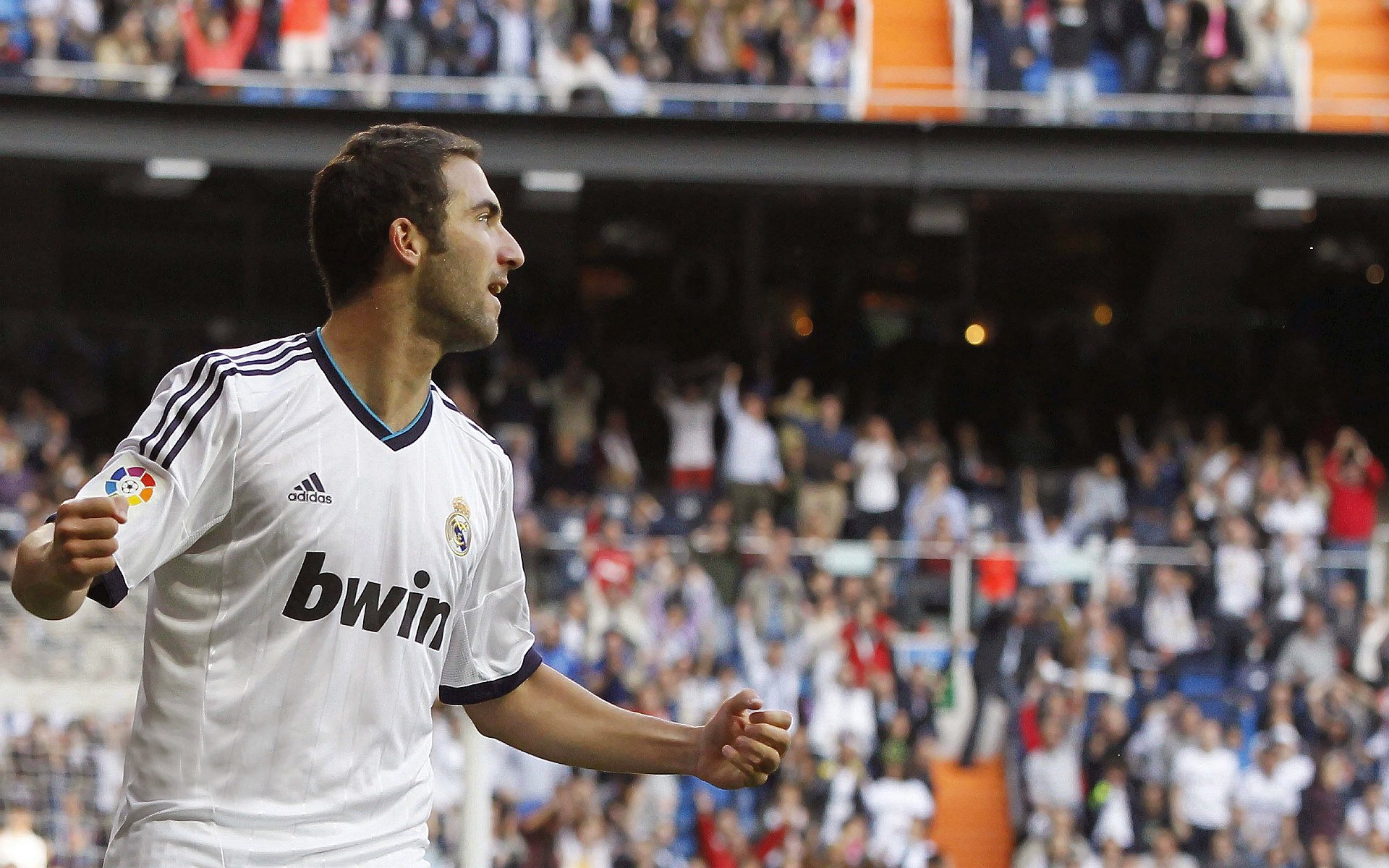 安东·李恩：全黑队中场的“调度员”，准确判断每一次进攻时机